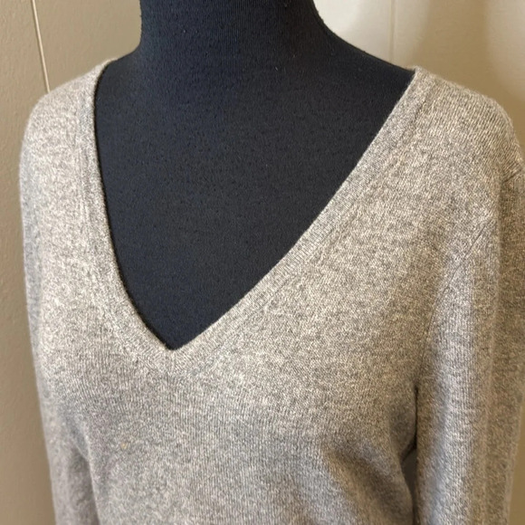 Black Label Saks Fifth Avenue Women’s Medium Cashmete V Neck Long Sleeve Sweater - Picture 2 of 6